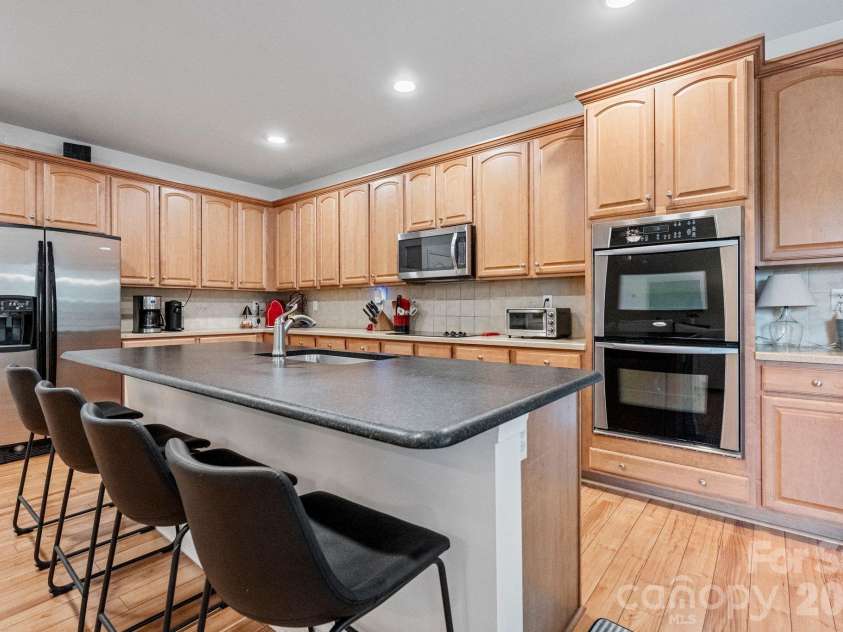 9509 Seamill Road, Charlotte, NC 28278.  MLS# CAR4395632, YatesRealty ID 34718. 