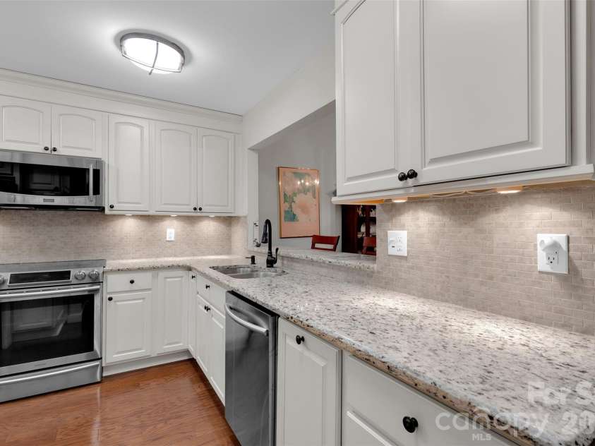 36 Old Post Road, Lake Wylie, SC 29710.  MLS# CAR4307566, YatesRealty ID 3472. Updated Kitchen 