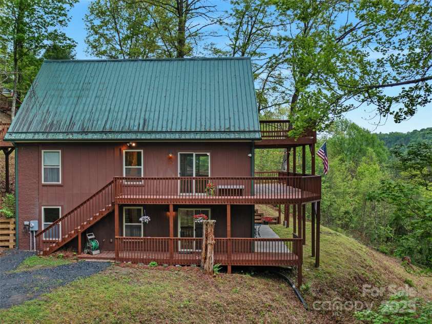 412 Blueberry Drive, Burnsville, NC 28714.  MLS# CAR4138121, YatesRealty ID 3472. 