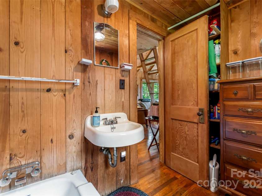 929 Soco Road, Maggie Valley, NC 28751.  MLS# CAR4275047, YatesRealty ID 34724. Bathroom #2