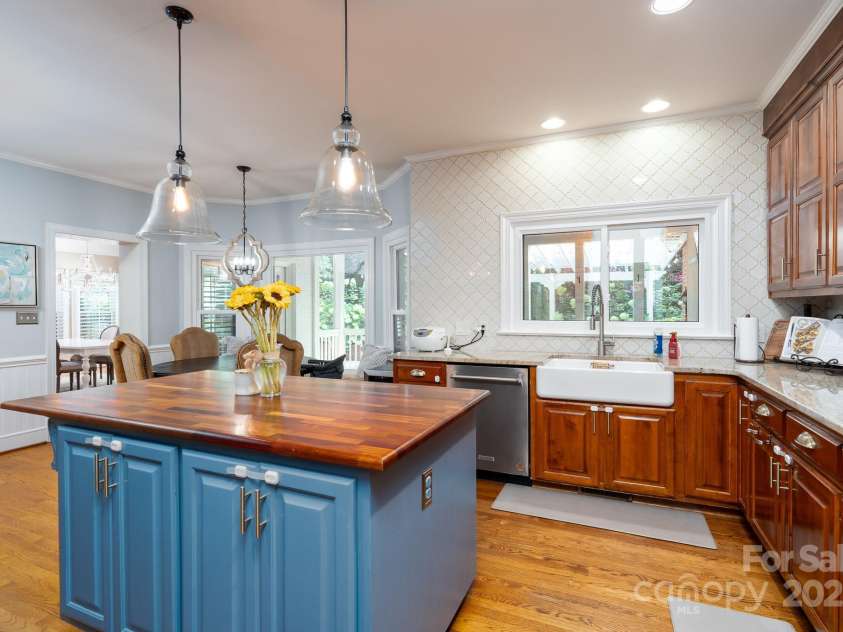 5201 Jupiter Hills Court, Charlotte, NC 28277.  MLS# CAR4294389, YatesRealty ID 34725. Eat in kitchen
