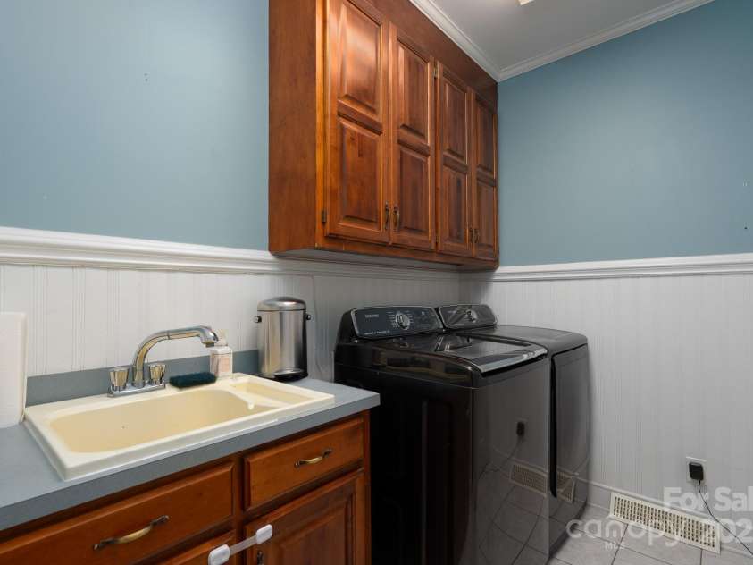 5201 Jupiter Hills Court, Charlotte, NC 28277.  MLS# CAR4294389, YatesRealty ID 34725. Laundry room