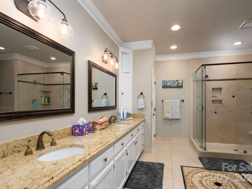 5201 Jupiter Hills Court, Charlotte, NC 28277.  MLS# CAR4294389, YatesRealty ID 34725. Primary en suite bathroom