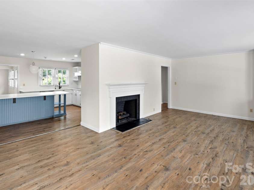 1212 Oakland Street, Hendersonville, NC 28792.  MLS# CAR4399817, YatesRealty ID 34726. 