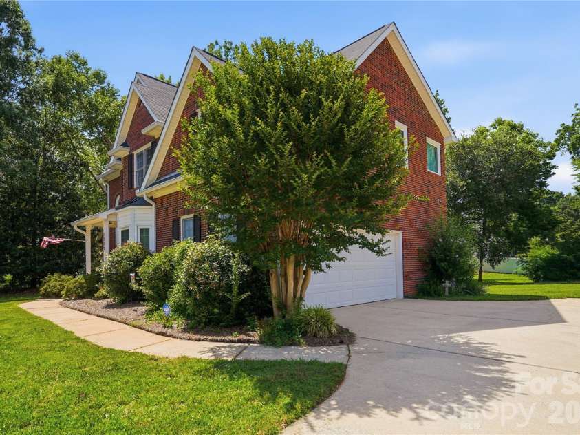 1009 Millwright Lane, Matthews, NC 28104.  MLS# CAR4387342, YatesRealty ID 34727. 