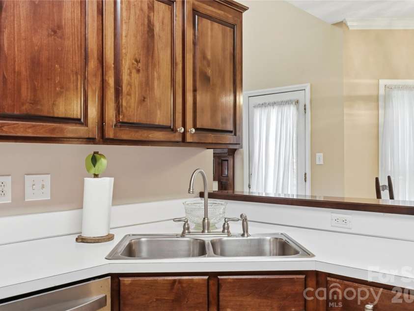 1009 Millwright Lane, Matthews, NC 28104.  MLS# CAR4387342, YatesRealty ID 34727. 
