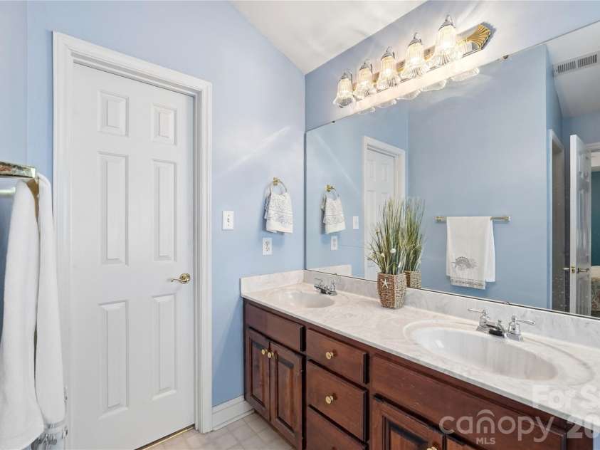 1009 Millwright Lane, Matthews, NC 28104.  MLS# CAR4387342, YatesRealty ID 34727. 