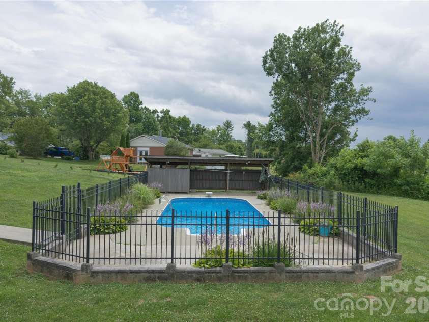102 Phillips Road, Spruce Pine, NC 28777.  MLS# CAR4390354, YatesRealty ID 34729. 