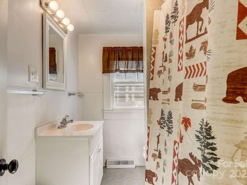 1639 Soco Road, Maggie Valley, NC 28751.  MLS# CAR4321917, YatesRealty ID 3473. Full bathroom in hallway