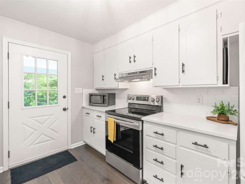 7012 Knotty Pine Road, Waxhaw, NC 28173.  MLS# CAR4388144, YatesRealty ID 34730. The kitchen has easy assess from the carport that makes it easy to bring in groceries. 