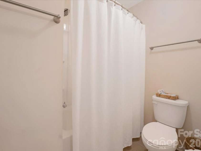 17534 Austins Creek Drive, Charlotte, NC 28278.  MLS# CAR4388620, YatesRealty ID 34731. Tub. Shower. Private toilet. Everything a shared bath needs and nothing it does not. Practical, complete, and done exactly right.