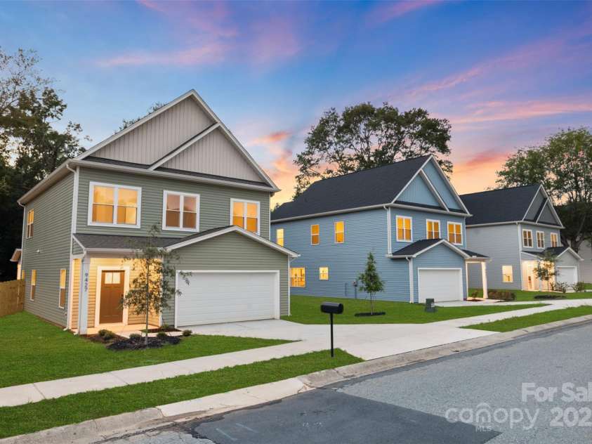 9427 Weston Woods Lane, Charlotte, NC 28216.  MLS# CAR4283182, YatesRealty ID 34734. 