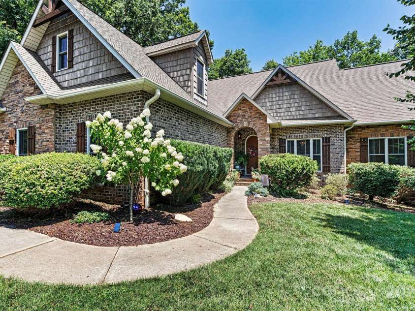 6212 Hayden Drive, Hickory, NC 28601.  MLS# CAR4283488, YatesRealty ID 34736. Focused Front Walk 