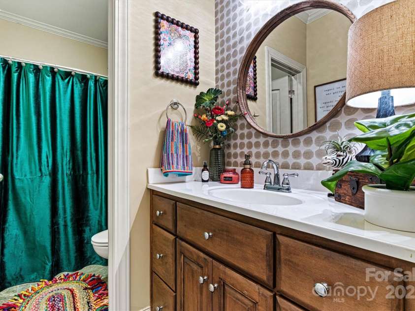 6212 Hayden Drive, Hickory, NC 28601.  MLS# CAR4283488, YatesRealty ID 34736. Full Guest Bath/Vanity & Shower Entry View 