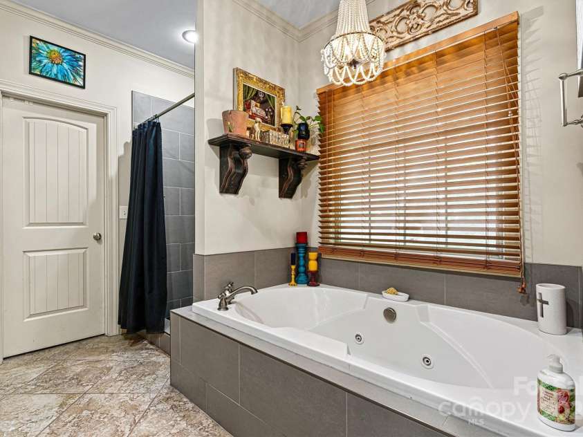 6212 Hayden Drive, Hickory, NC 28601.  MLS# CAR4283488, YatesRealty ID 34736. Primary Ensuite/Tub and Tile Shower View 