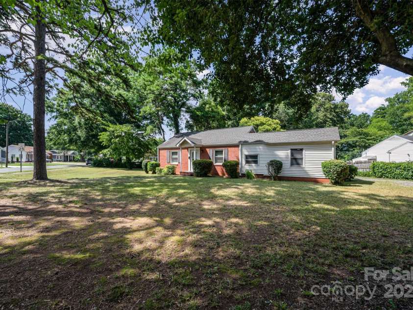 3154 Dublin Road, Charlotte, NC 28208.  MLS# CAR4288697, YatesRealty ID 34737. Large corner lot