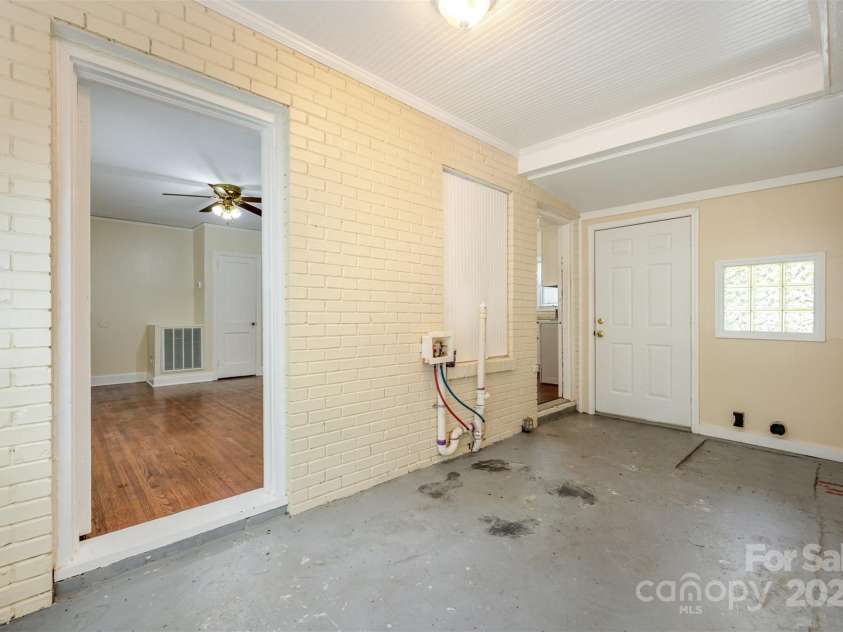 3154 Dublin Road, Charlotte, NC 28208.  MLS# CAR4288697, YatesRealty ID 34737. Laundry/Mud room