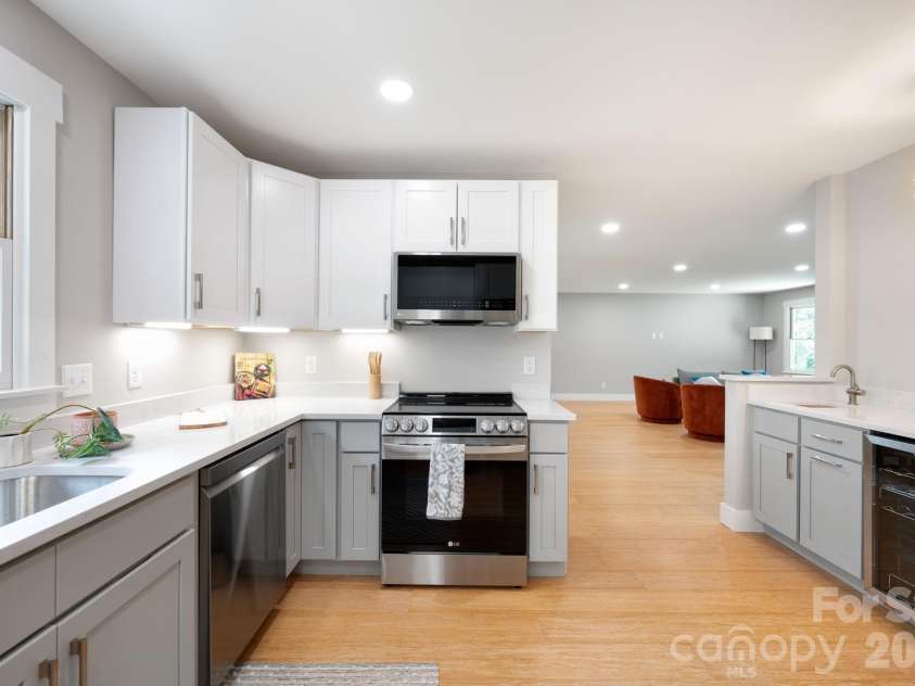 15 Pine Ridge Court, Fletcher, NC 28732.  MLS# CAR4338257, YatesRealty ID 34739. Convenient Kitchen-to-Dining-to-Living Access