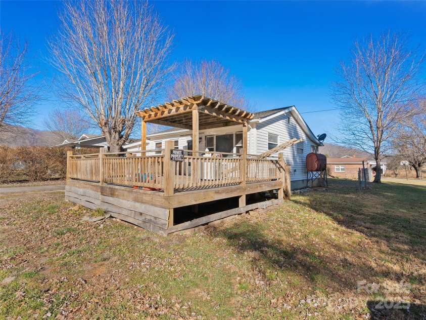 36 Lambert Lane, Canton, NC 28716.  MLS# CAR4334299, YatesRealty ID 3474. 