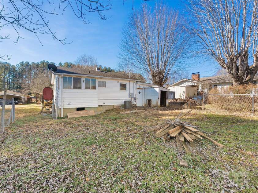 36 Lambert Lane, Canton, NC 28716.  MLS# CAR4334299, YatesRealty ID 3474. 