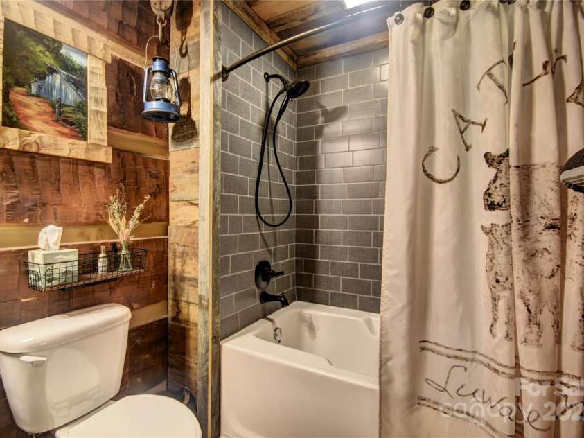 120 Spotted Fawn Lane, Waynesville, NC 28785.  MLS# CAR4284528, YatesRealty ID 34742. Tub/Shower in the full bathroom