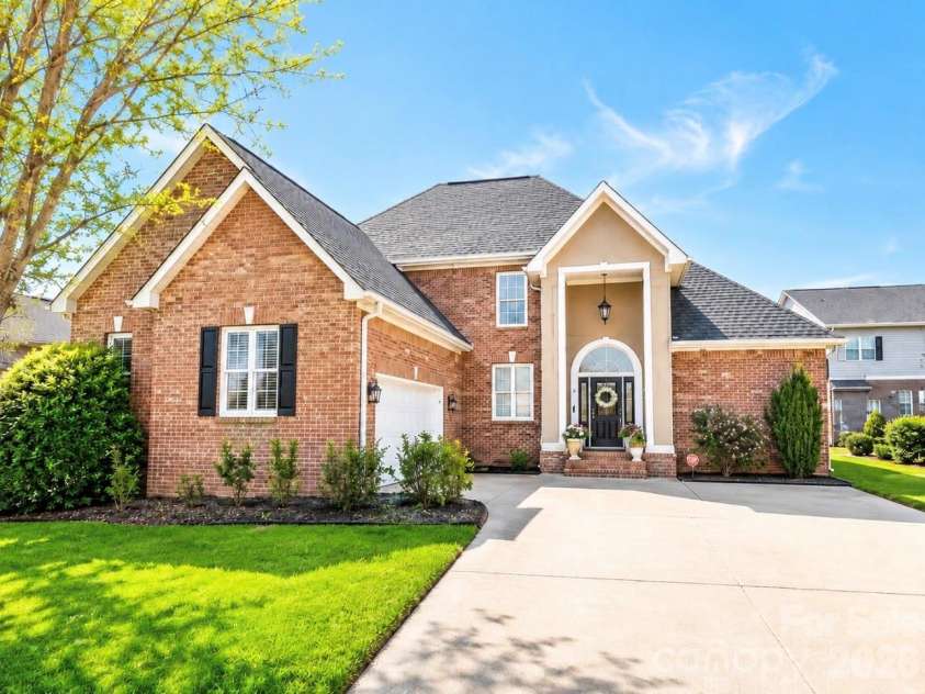 1710 30th Avenue Drive, Hickory, NC 28601.  MLS# CAR4394901, YatesRealty ID 34742. 