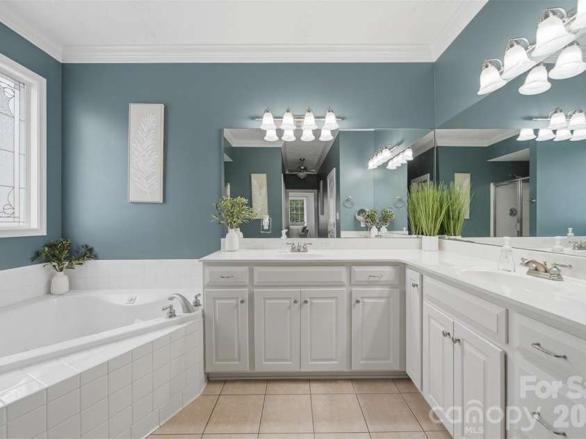 1710 30th Avenue Drive, Hickory, NC 28601.  MLS# CAR4394901, YatesRealty ID 34742. 