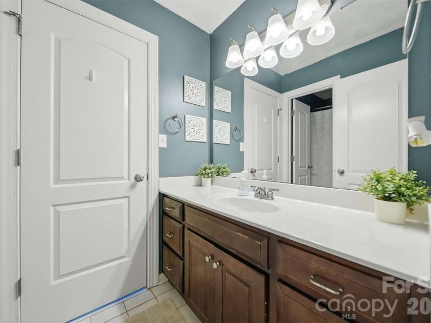 1710 30th Avenue Drive, Hickory, NC 28601.  MLS# CAR4394901, YatesRealty ID 34742. 