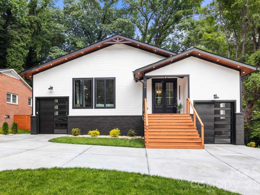 809 Crater Street, Charlotte, NC 28205.  MLS# CAR4414191, YatesRealty ID 34744. 