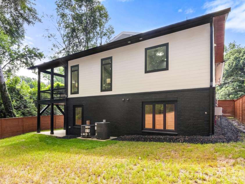 809 Crater Street, Charlotte, NC 28205.  MLS# CAR4414191, YatesRealty ID 34744. 