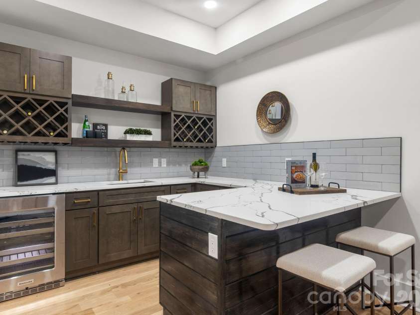 809 Crater Street, Charlotte, NC 28205.  MLS# CAR4414191, YatesRealty ID 34744. Bar