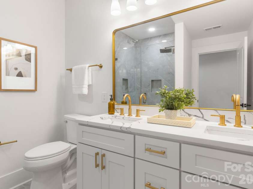 809 Crater Street, Charlotte, NC 28205.  MLS# CAR4414191, YatesRealty ID 34744. Guest Full Bath