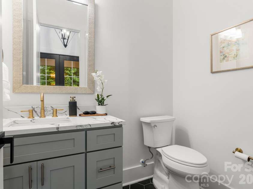 809 Crater Street, Charlotte, NC 28205.  MLS# CAR4414191, YatesRealty ID 34744. Half Bath