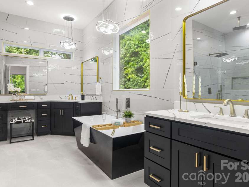 809 Crater Street, Charlotte, NC 28205.  MLS# CAR4414191, YatesRealty ID 34744. Primary Ensuite