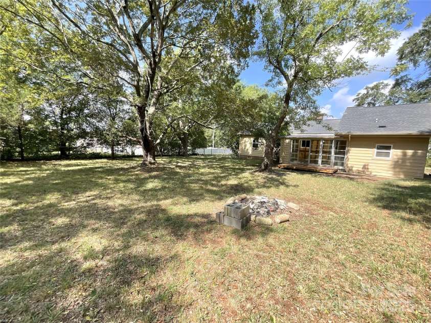 809 Howard Street, Shelby, NC 28152.  MLS# CAR4293374, YatesRealty ID 34744. 