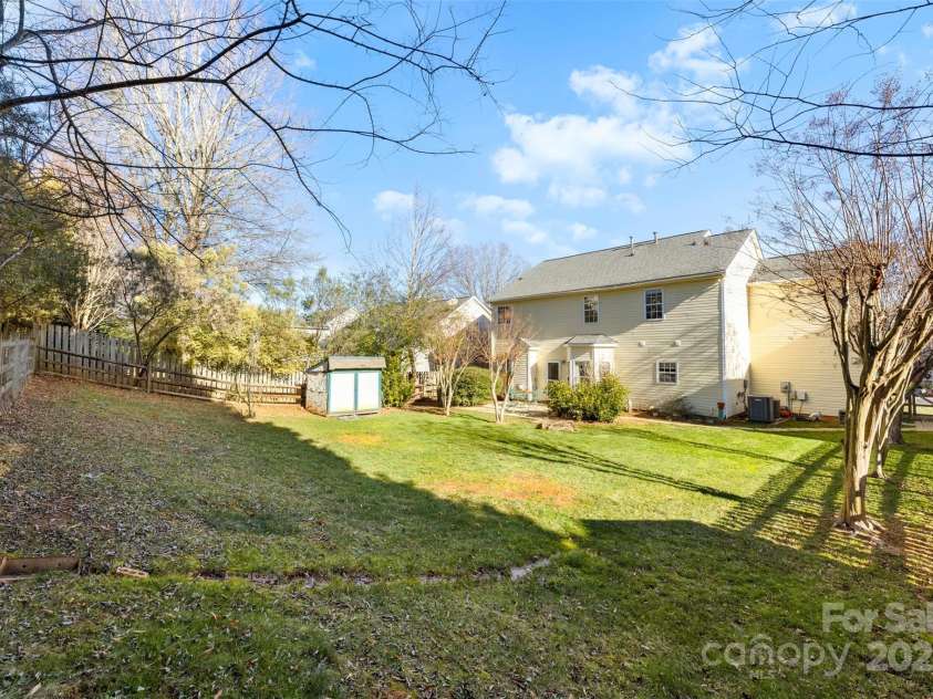 17240 Georgian Hall Drive, Charlotte, NC 28277.  MLS# CAR4296135, YatesRealty ID 34747. Fenced in backyard