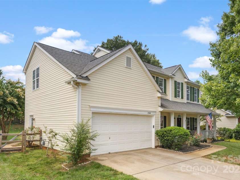 17240 Georgian Hall Drive, Charlotte, NC 28277.  MLS# CAR4296135, YatesRealty ID 34747. Great 4 Bedroom plus Bonus room home