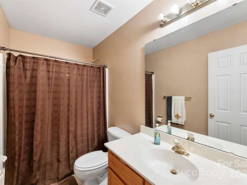 17240 Georgian Hall Drive, Charlotte, NC 28277.  MLS# CAR4296135, YatesRealty ID 34747. Guest Bathroom