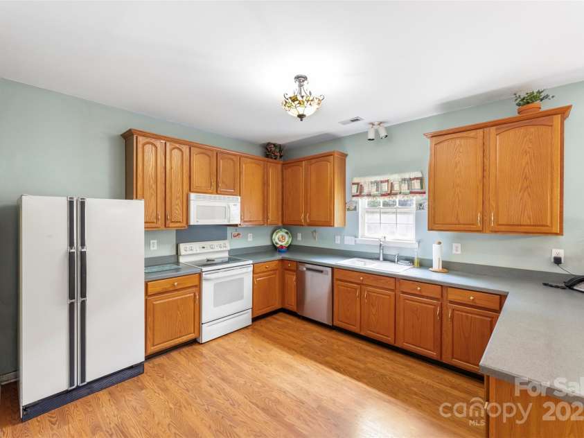 17240 Georgian Hall Drive, Charlotte, NC 28277.  MLS# CAR4296135, YatesRealty ID 34747. Kitchen