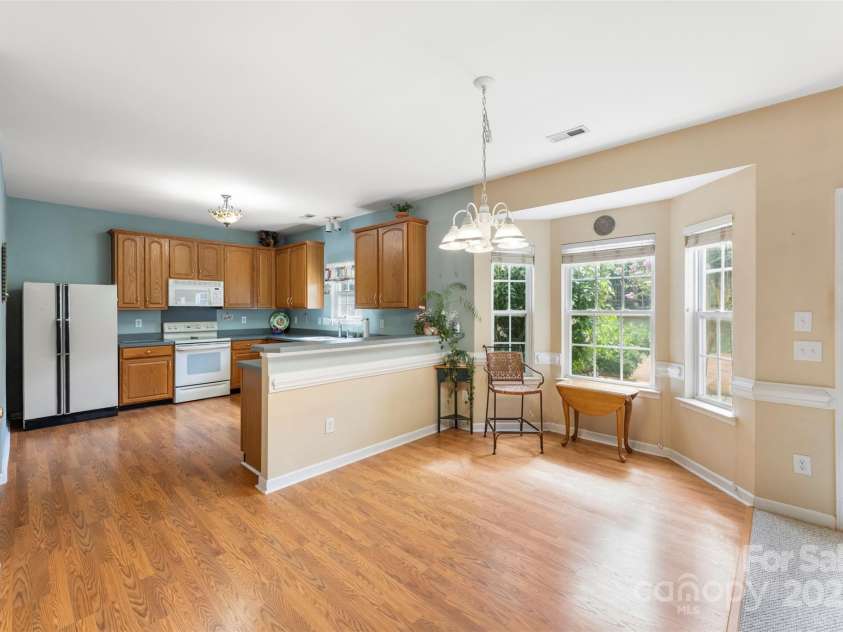 17240 Georgian Hall Drive, Charlotte, NC 28277.  MLS# CAR4296135, YatesRealty ID 34747. Kitchen dining area
