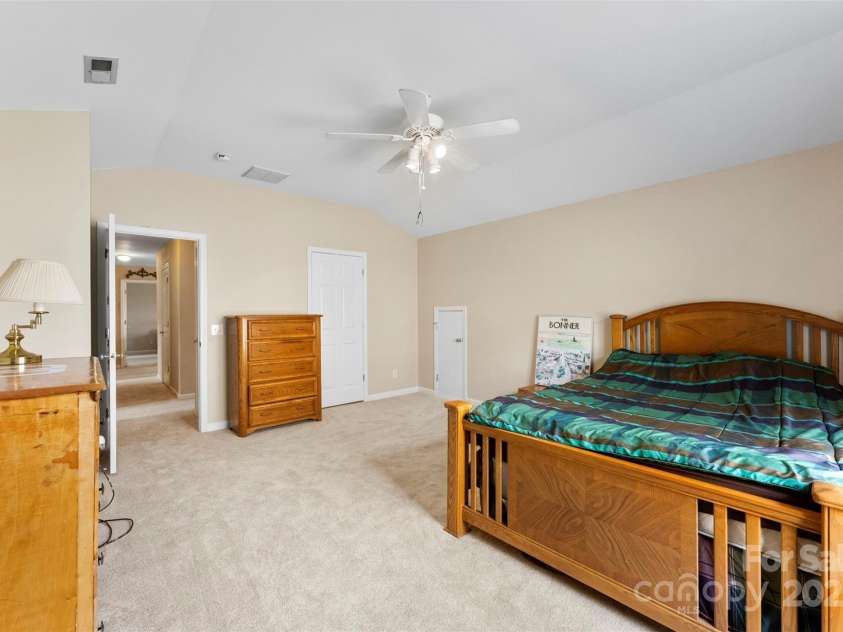 17240 Georgian Hall Drive, Charlotte, NC 28277.  MLS# CAR4296135, YatesRealty ID 34747. Large bonus or 5th bedroom, new carpet