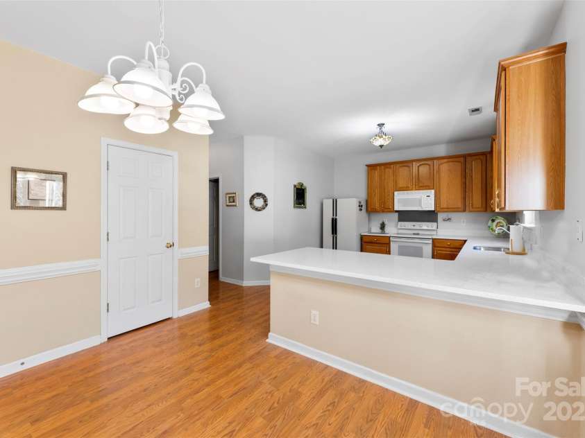 17240 Georgian Hall Drive, Charlotte, NC 28277.  MLS# CAR4296135, YatesRealty ID 34747. New Quartz counterop