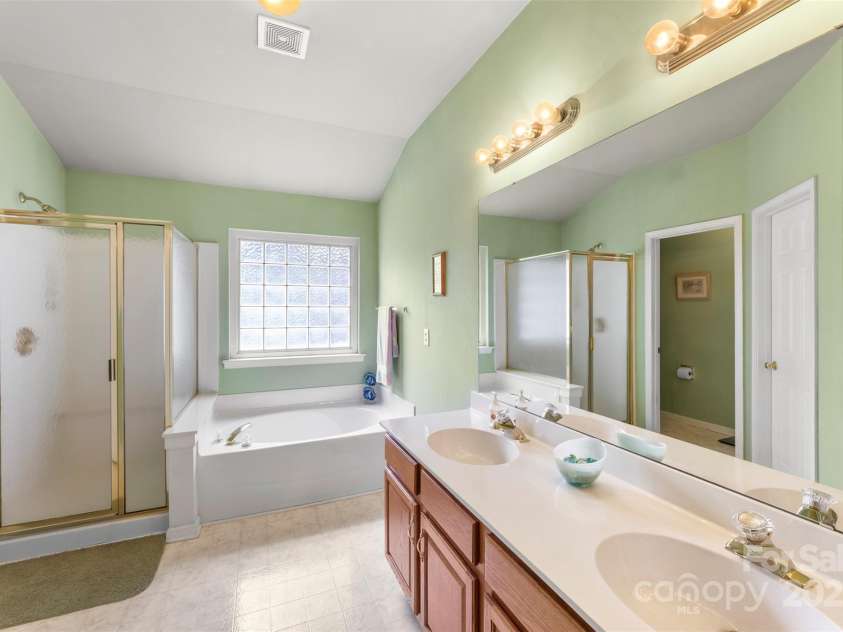 17240 Georgian Hall Drive, Charlotte, NC 28277.  MLS# CAR4296135, YatesRealty ID 34747. Primary bath