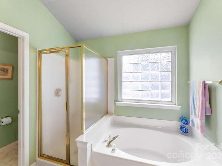 17240 Georgian Hall Drive, Charlotte, NC 28277.  MLS# CAR4296135, YatesRealty ID 34747. Primary Bath