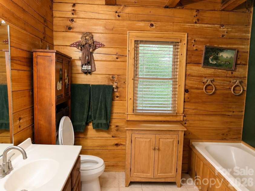 115 Paso Fino Drive, Maggie Valley, NC 28751.  MLS# CAR4382890, YatesRealty ID 34748. PRIMARY BATHROOM