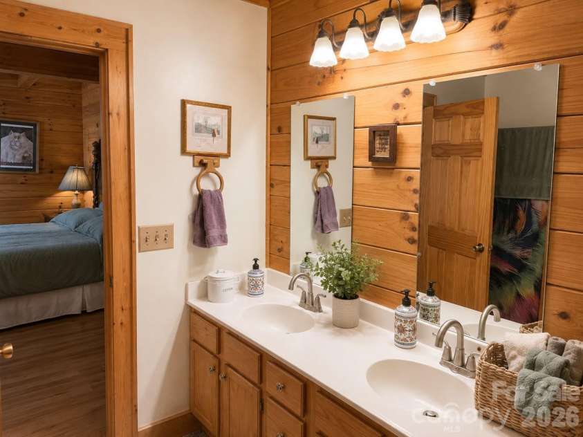 115 Paso Fino Drive, Maggie Valley, NC 28751.  MLS# CAR4382890, YatesRealty ID 34748. PRIMARY BATHROOM