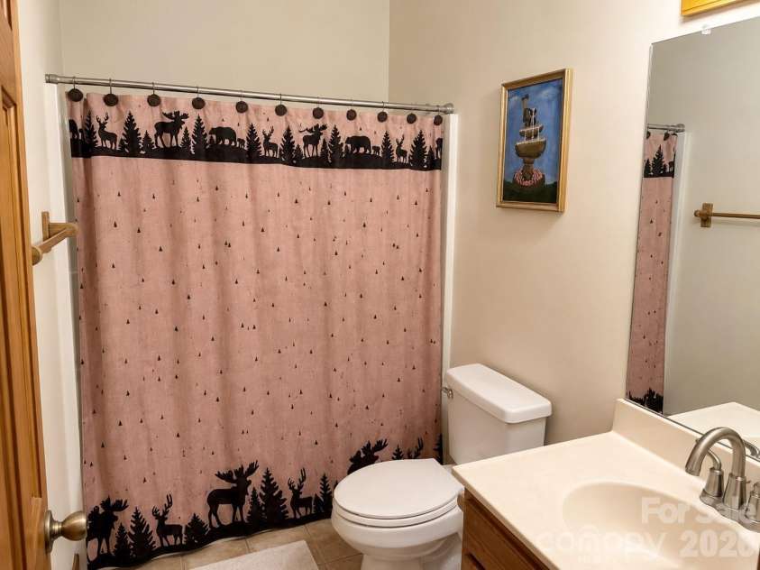 115 Paso Fino Drive, Maggie Valley, NC 28751.  MLS# CAR4382890, YatesRealty ID 34748. UPSTAIRS SHARED BATHROOM