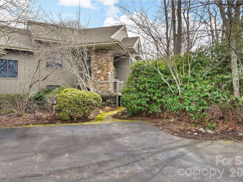 121 Stoney Falls Loop, Burnsville, NC 28714.  MLS# CAR4352408, YatesRealty ID 3475. 