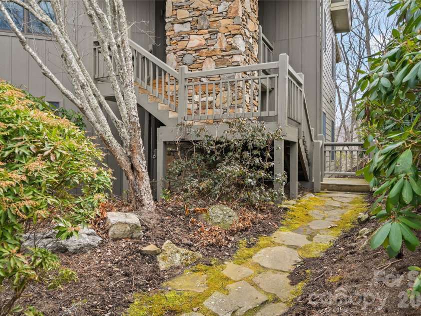 121 Stoney Falls Loop, Burnsville, NC 28714.  MLS# CAR4352408, YatesRealty ID 3475. 