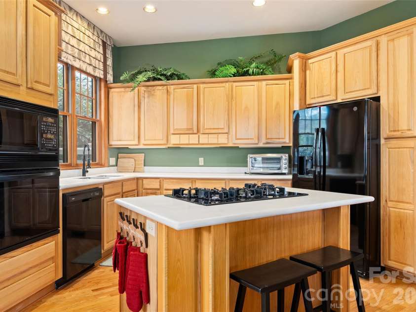 121 Stoney Falls Loop, Burnsville, NC 28714.  MLS# CAR4352408, YatesRealty ID 3475. 